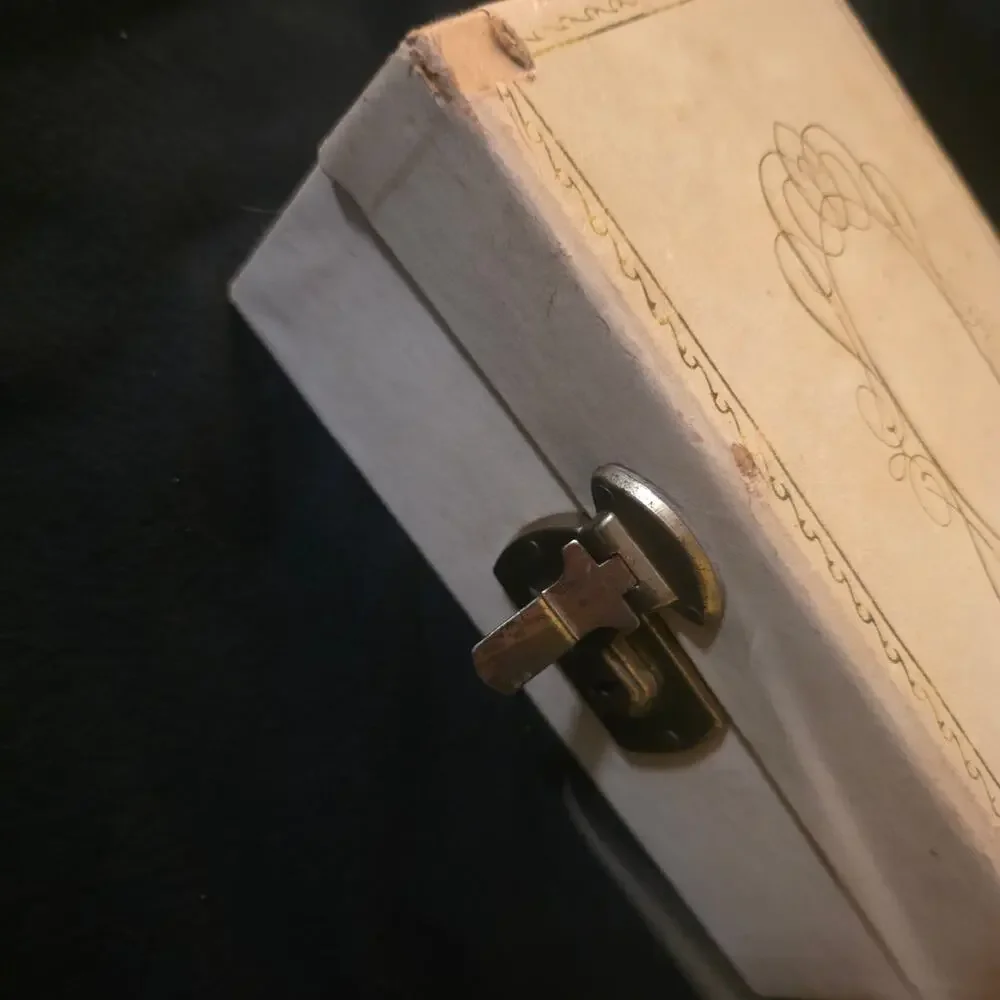 Vintage Two-Tier Jewelry Box Cream & Blue – Brass Tone Lock – 7.5